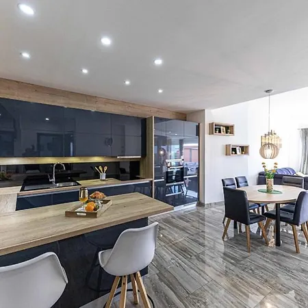 Moderan S Hidromasaznom Kadaom Appartement *