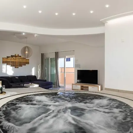 Moderan S Hidromasaznom Kadaom Appartement
