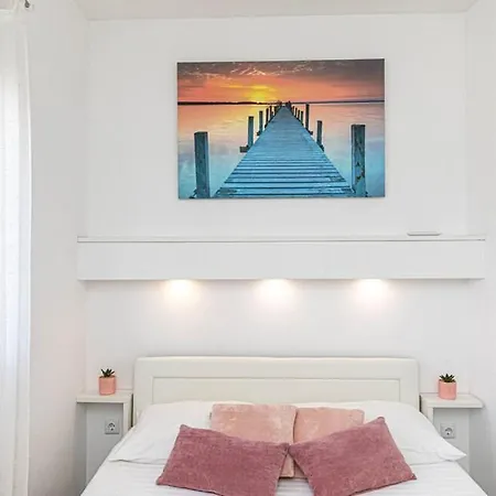 Apartment Moderan S Hidromasaznom Kadaom